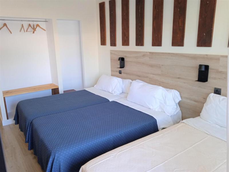 Standard Triple Room with Terrace image 1