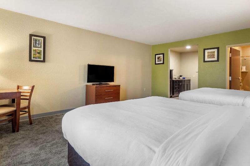 Queen Suite with Two Queen Beds image 4