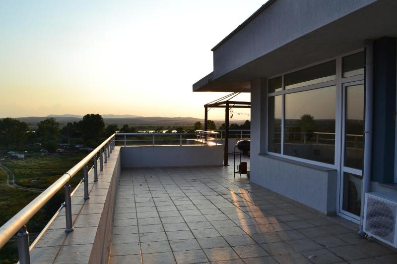 One-Bedroom Penthouse Apartment with Terrace and Pool View image 3