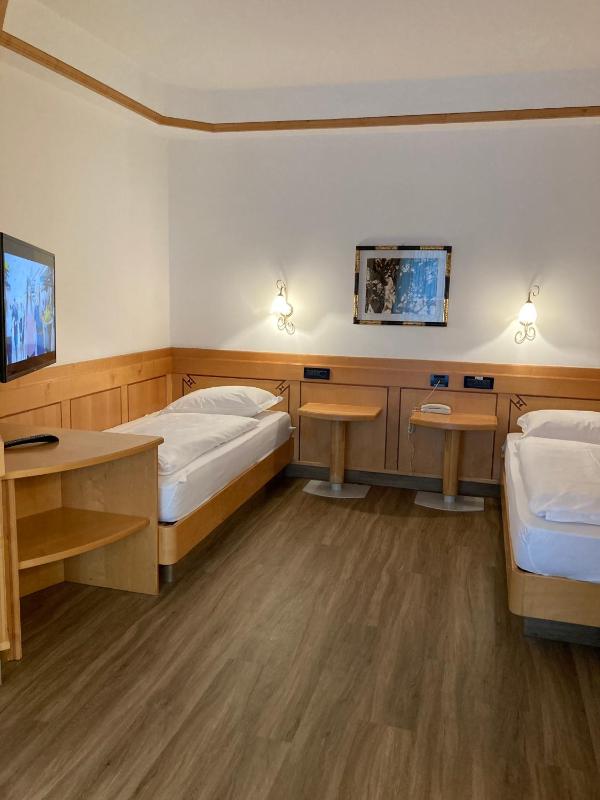 Classic Twin Room image 1