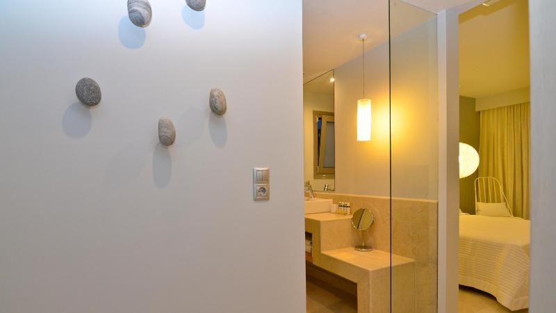 Deluxe Double Room with Sea View image 4