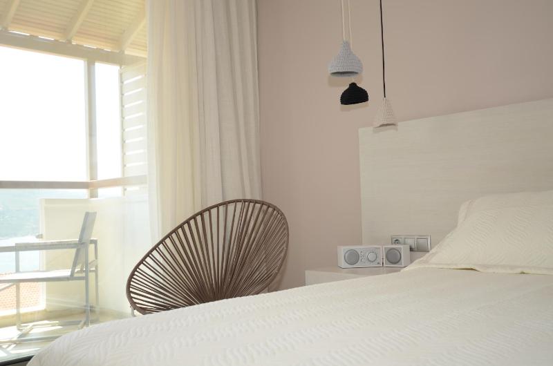 Deluxe Double Room with Sea View image 3