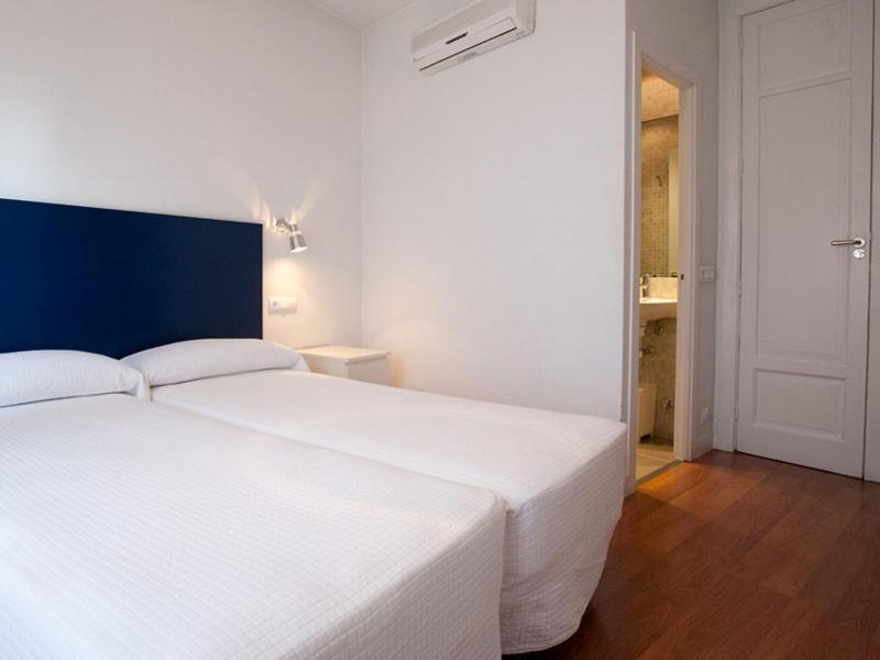Double or Twin Room image 4