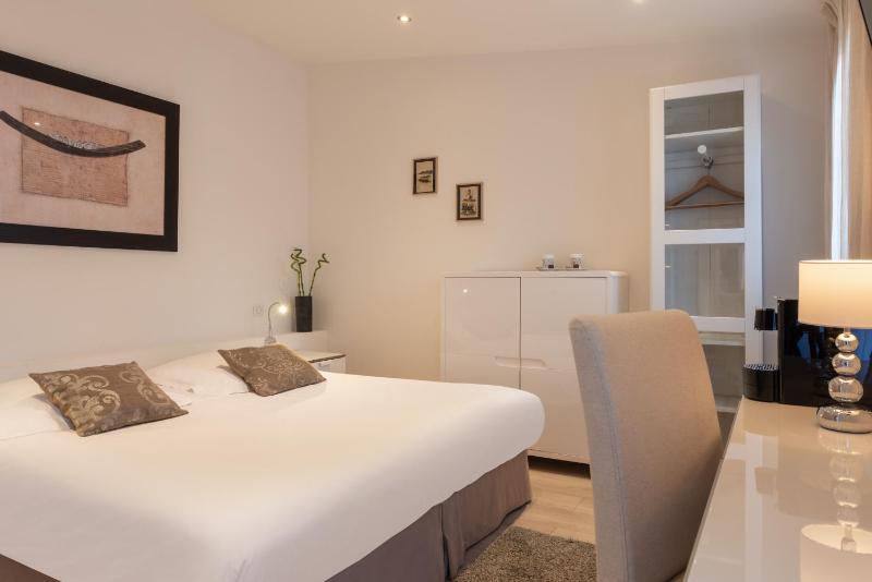 Superior Double Room with Queensize bed image 1