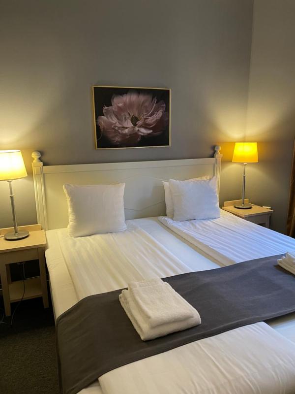 Double Room with Bathroom image 4