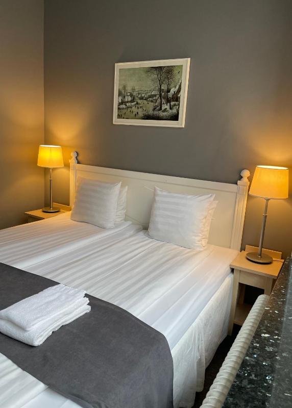 Double Room with Bathroom image 3