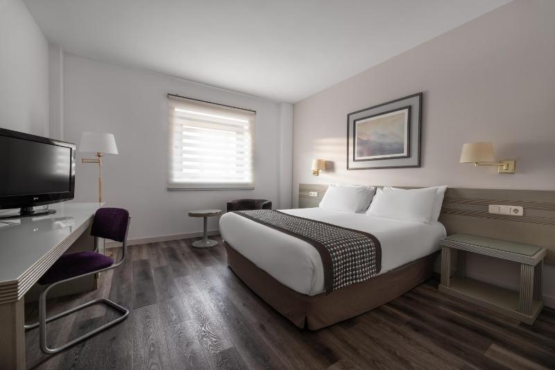 Double or Twin Room image 3