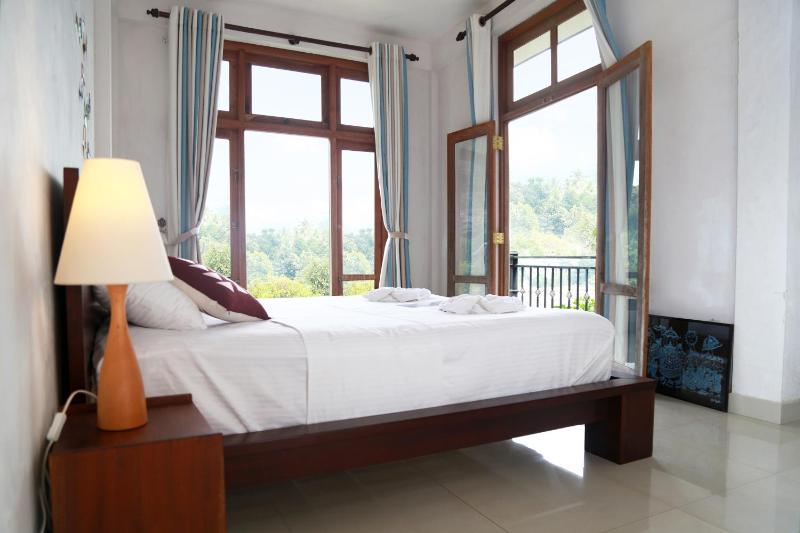 Chathu Holiday Home - image 12