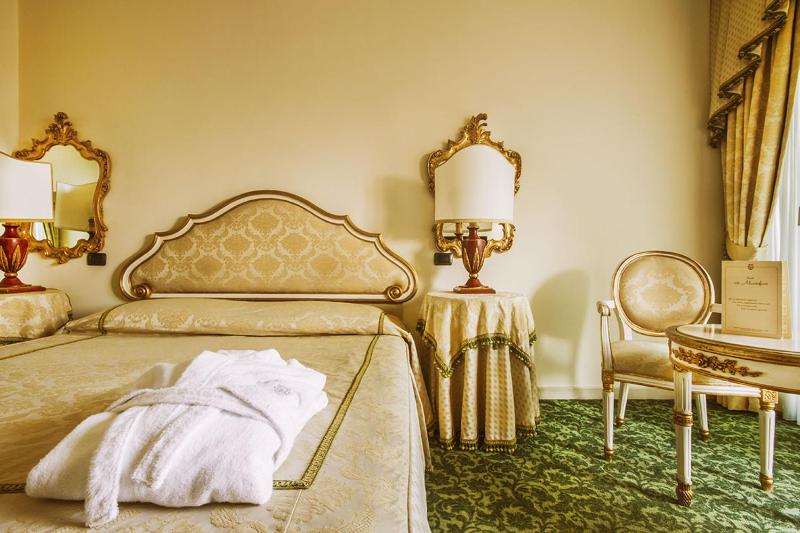 Classic Double Room with Balcony and Garden view image 4