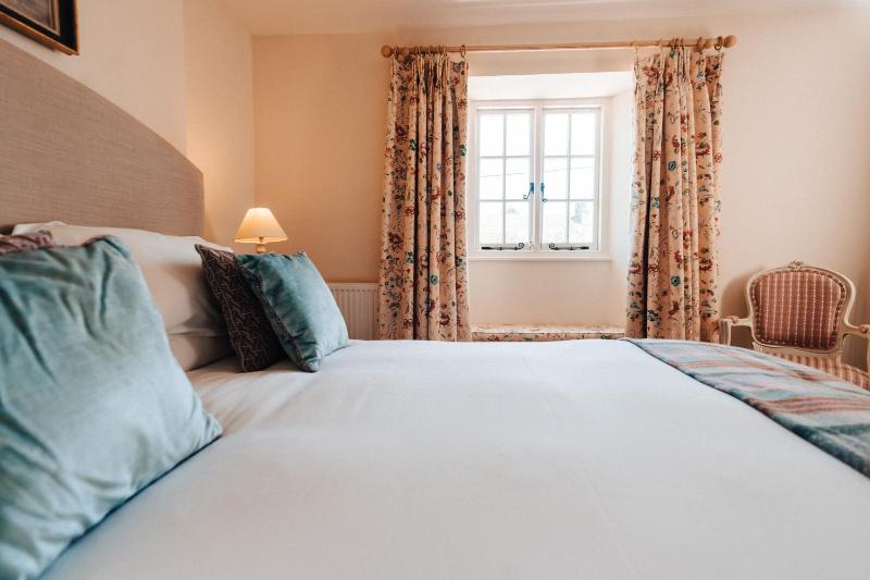 Standard King Room image 4