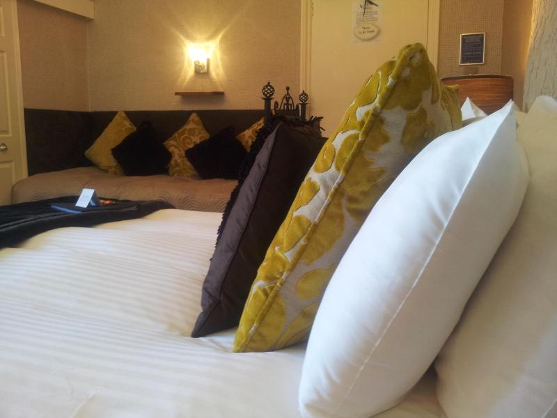 Classic Triple Room image 4