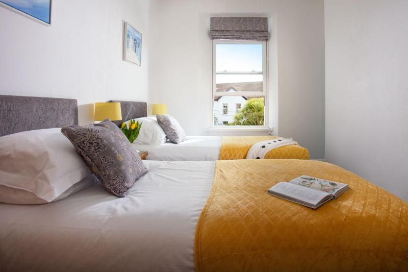 Twin Room image 4
