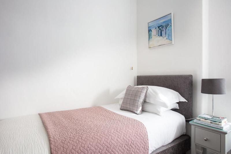 Single Room image 3