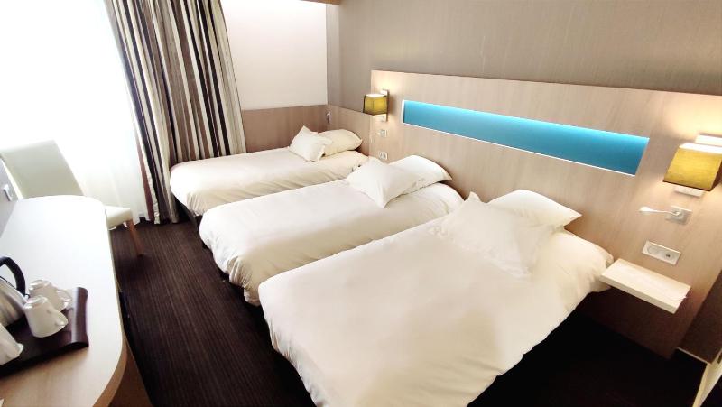 Standard Triple Room (3 single beds) with bathtub image 4