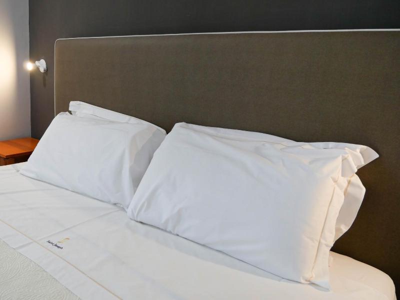 Deluxe Double Room with Lateral Sea View - Beach Access image 3