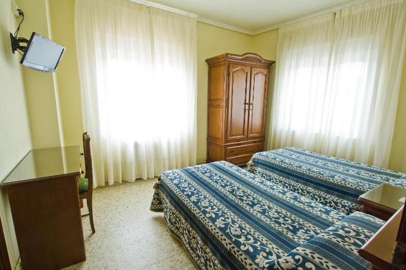 Twin Room image 3