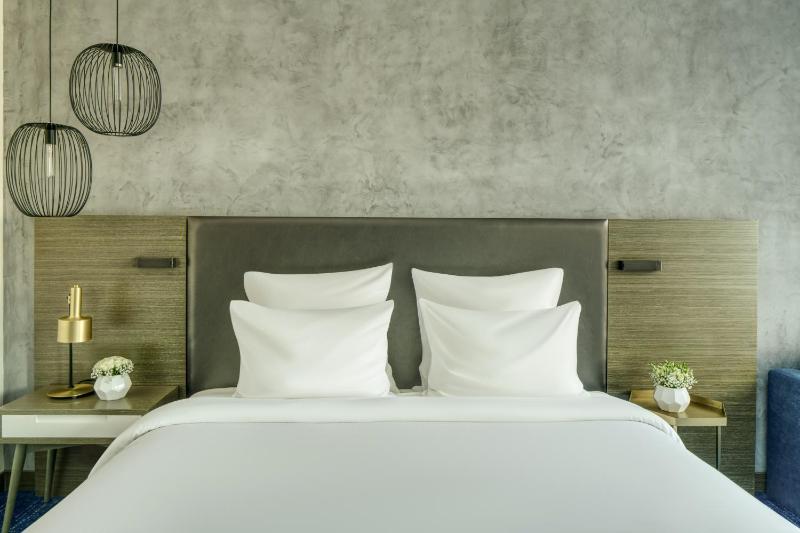 Superior King Room with City View image 3