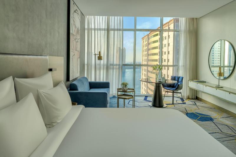Superior King Room with City View image 1