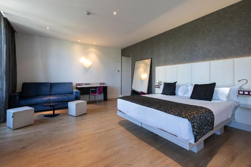 Junior Suite with view and Balcony image 3