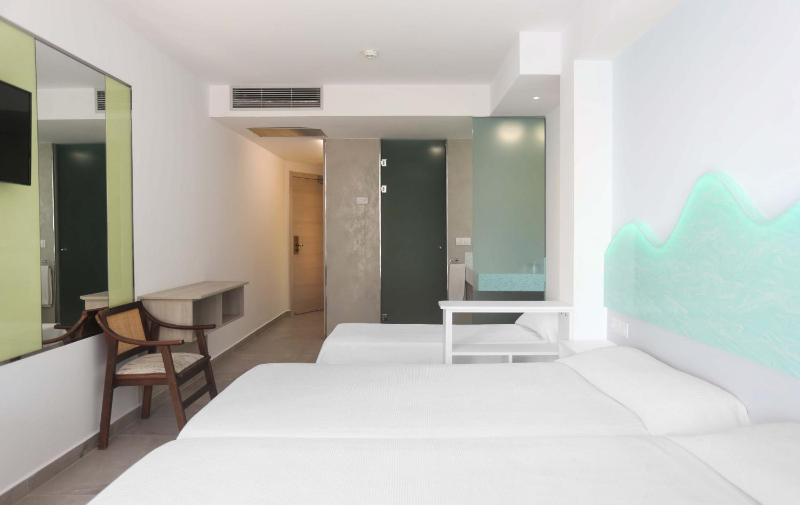 Triple Room with Sea View image 3