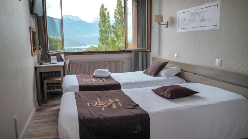 Twin Room with Lake View image 3