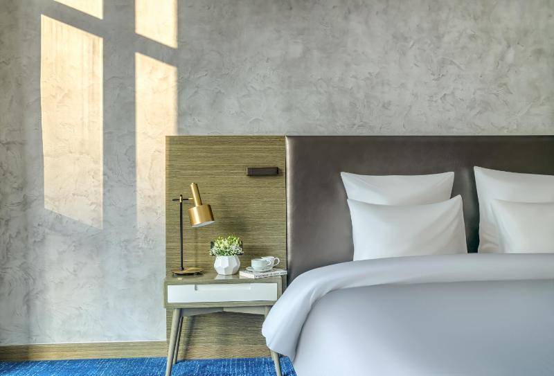Deluxe King Room with Lagoon View image 3