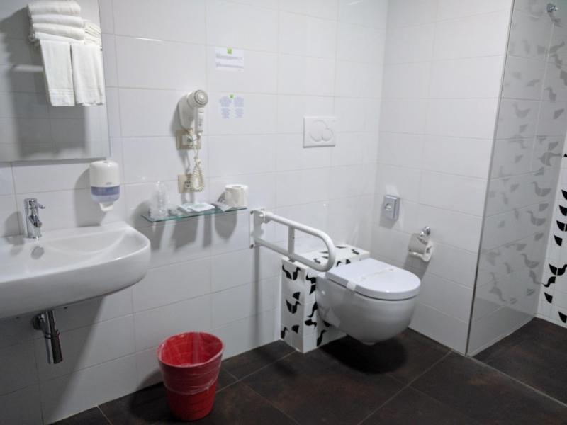 Standard Quadruple Room image 2