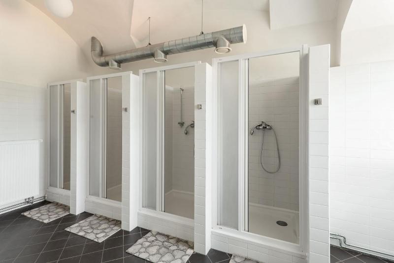 8-Bed Room with Shared Bathroom image 2