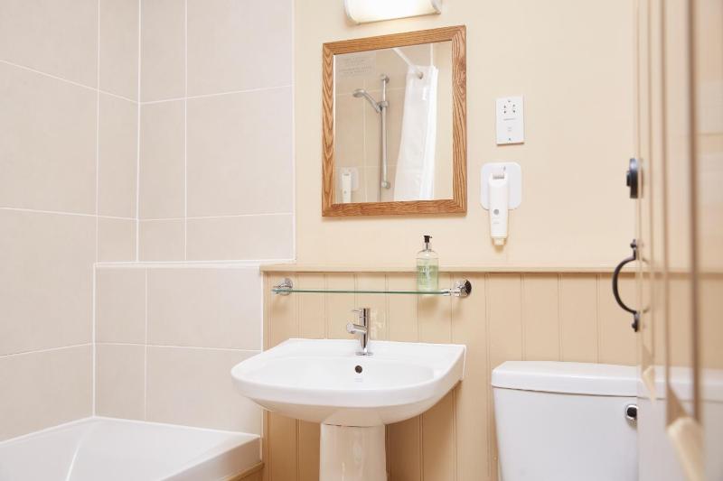 Twin Room image 4
