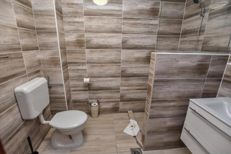 Large Double or Twin Room image 3