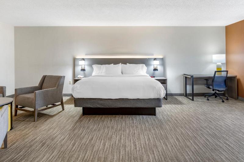 King Suite with Whirlpool - Non smoking image 3