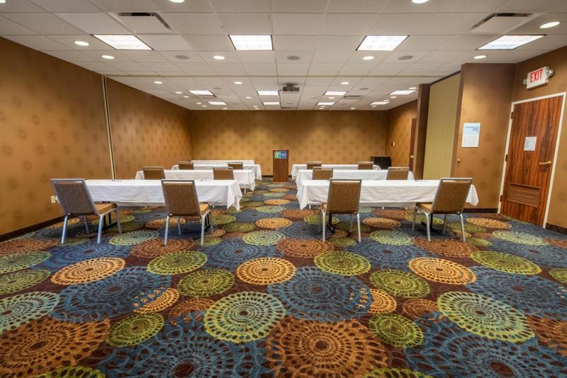 Holiday Inn Express Hotel & Suites Pittsburgh Airport By IHG - image 3