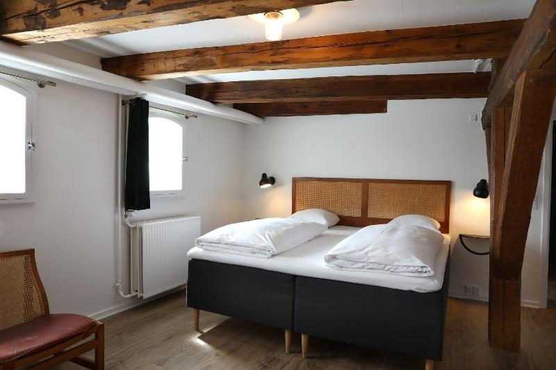 Standard Double Room image 3