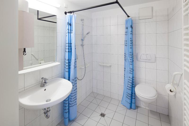 Dormitory Room (6 Adults) image 2