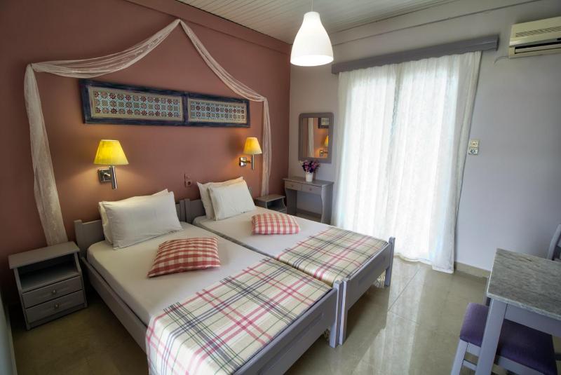 Double or Twin Room with Balcony image 4