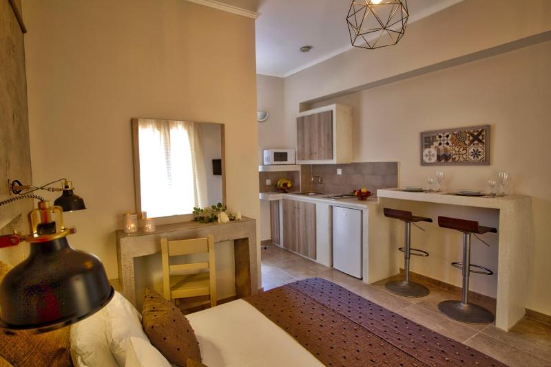 Triple Room with Pool View image 3