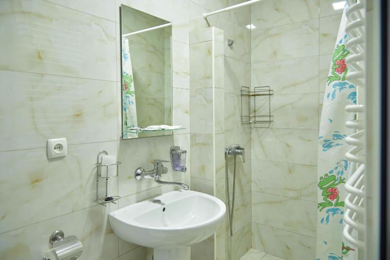 Twin Room with Balcony image 3