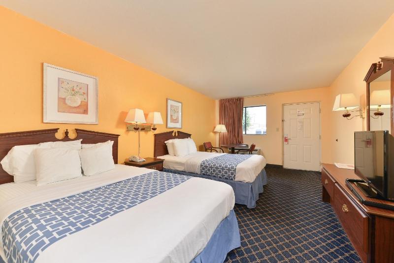 Double Room with Two Double Beds - Smoking image 2