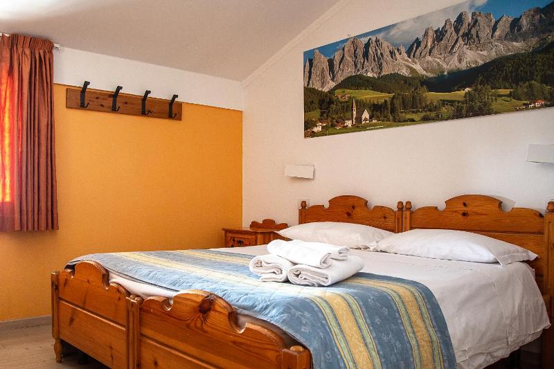 Economy Double Room image 3