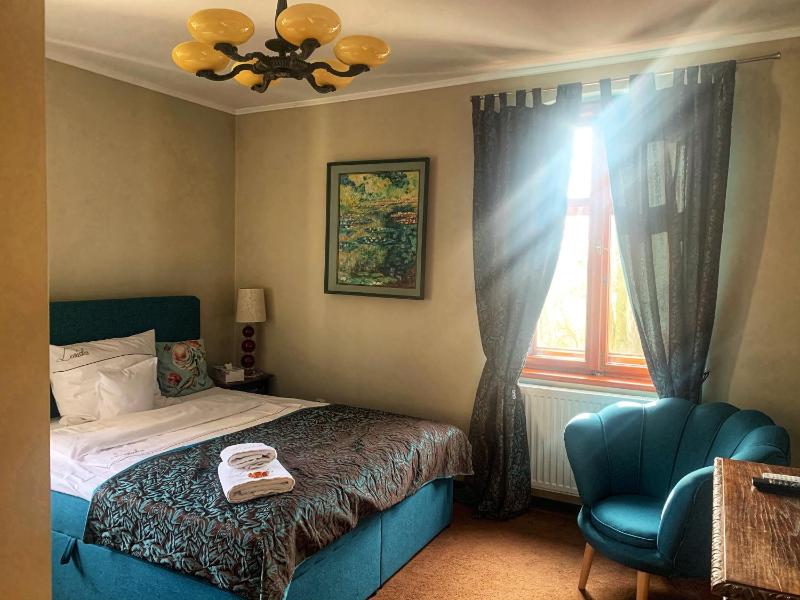 Queen Room with Garden View image 2