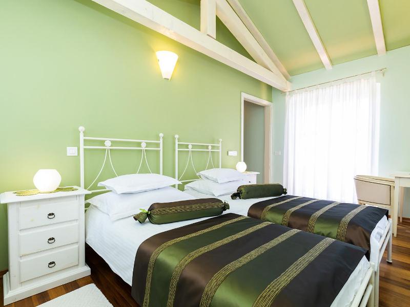 Villa Salvea with heated pool - image 13