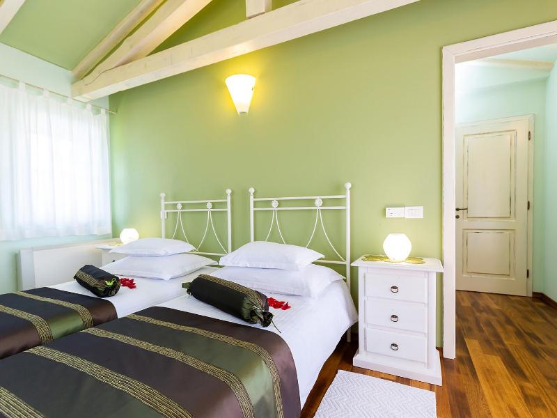 Villa Salvea with heated pool - image 34