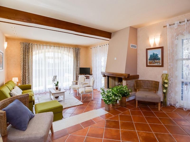 Villa Salvea with heated pool - image 16