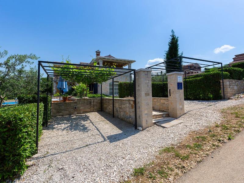 Villa Salvea with heated pool - image 11