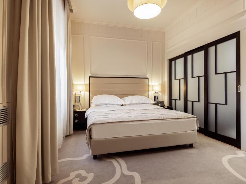 Royal Suite with Park View image 3