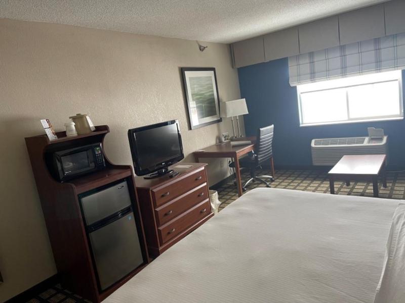 Deluxe King Room - Non-Smoking image 3