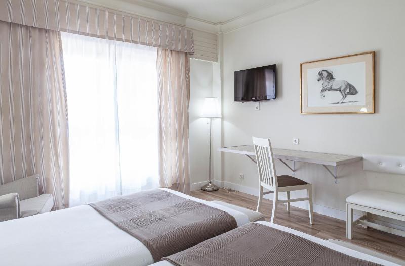 Standard Double or Twin Room image 3