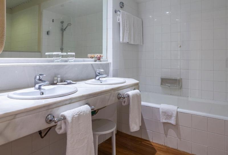 Standard Double or Twin Room image 4