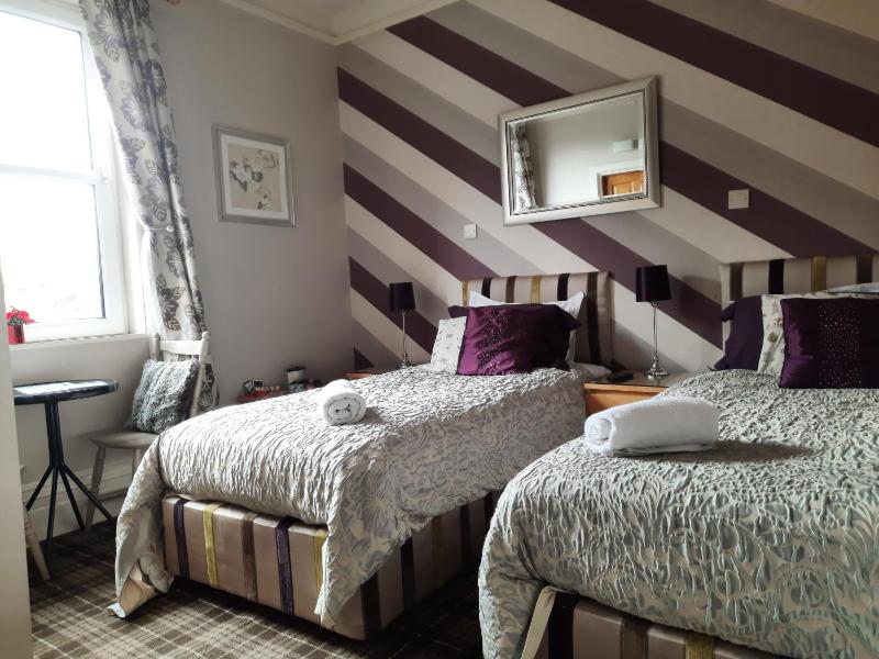 Standard Twin Room with Garden View image 3