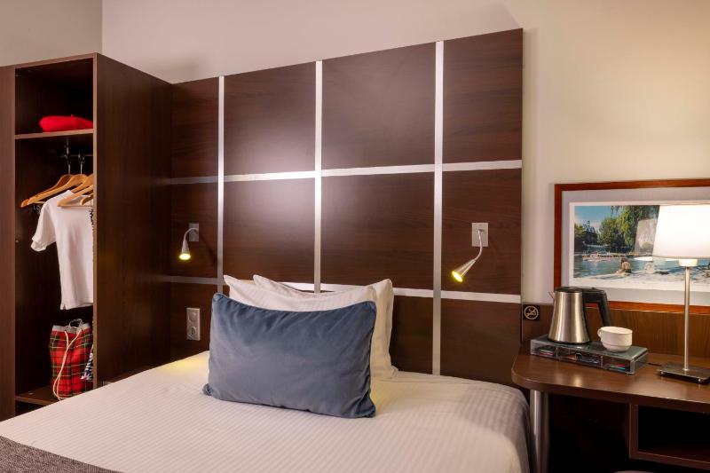 Classic Single Room with Street View image 3